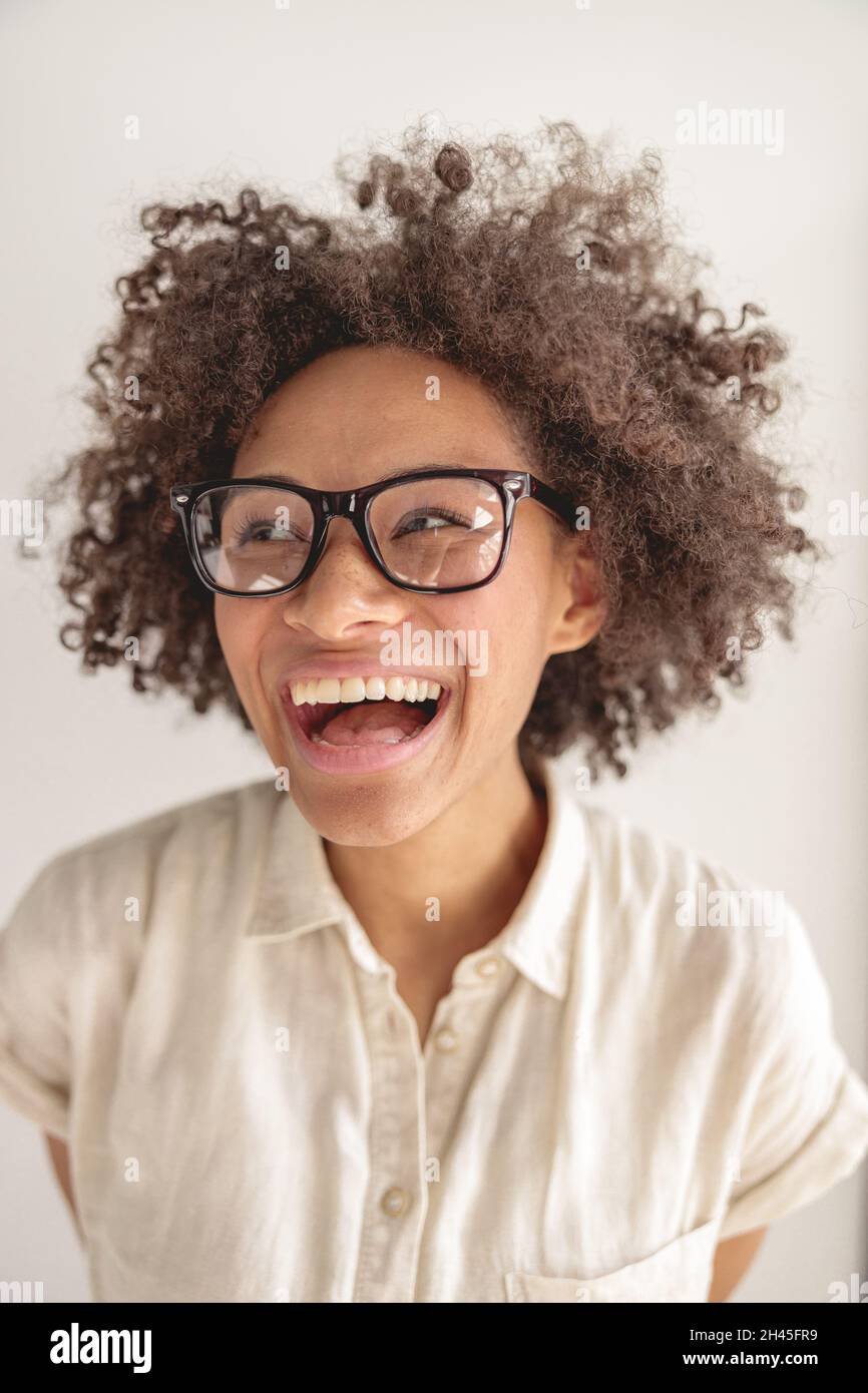 Hübsche Dame lacht fröhlich im Studio Stockfoto