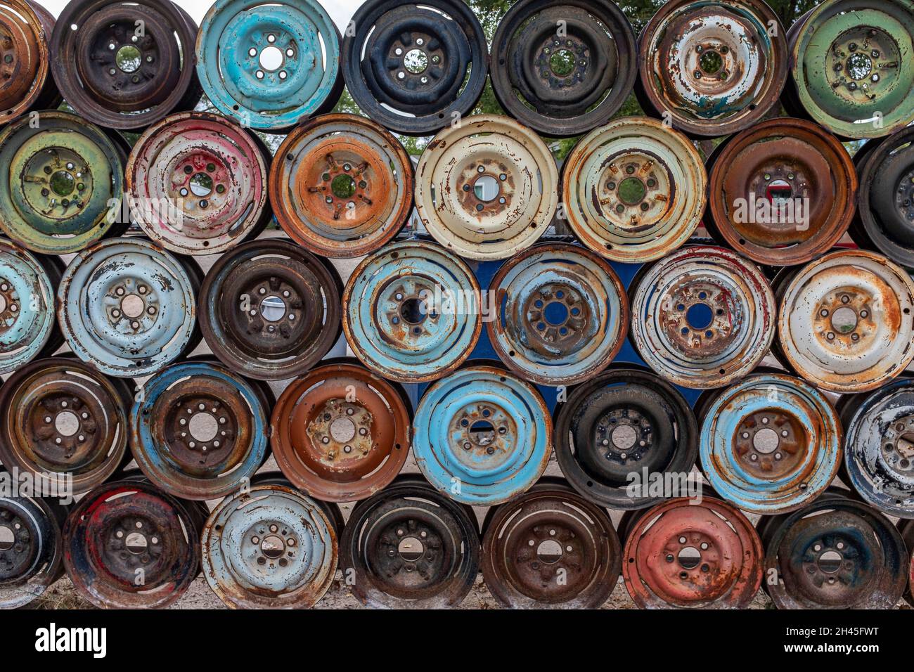 Wand von Automobilfelgen außerhalb von Albuquerque, New Mexico Stockfoto