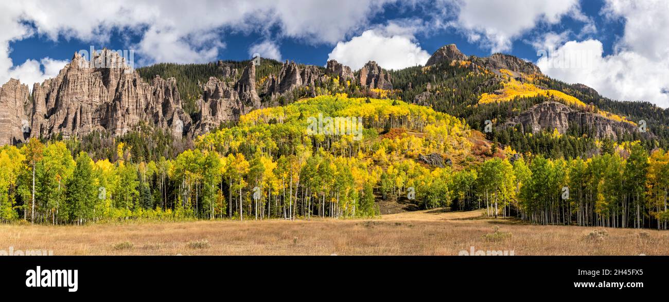 Eine steinige Berglinie oberhalb von Aspens im Frühherbst im Uncompahgre National Forest östlich des Owl Creek Pass, Colorado. (Panorama) Stockfoto