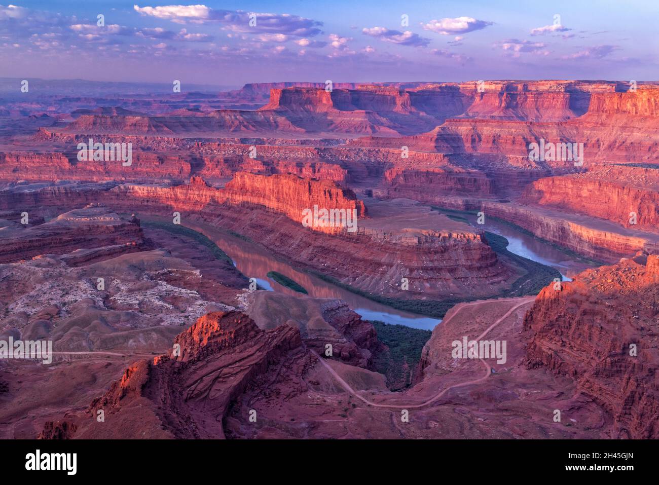 Rauchige goldene Stunde sanftes Licht trifft auf den Colorado River Gooseneck im Dead Horse Point State Park, Utah Stockfoto