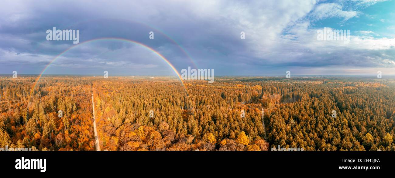 Luftpanorama eines indischen Sommer-Naturfotos mit Blick über einen Wald und einen beeindruckenden vollen Regenbogen, kurz bevor der Regen begann. Stockfoto