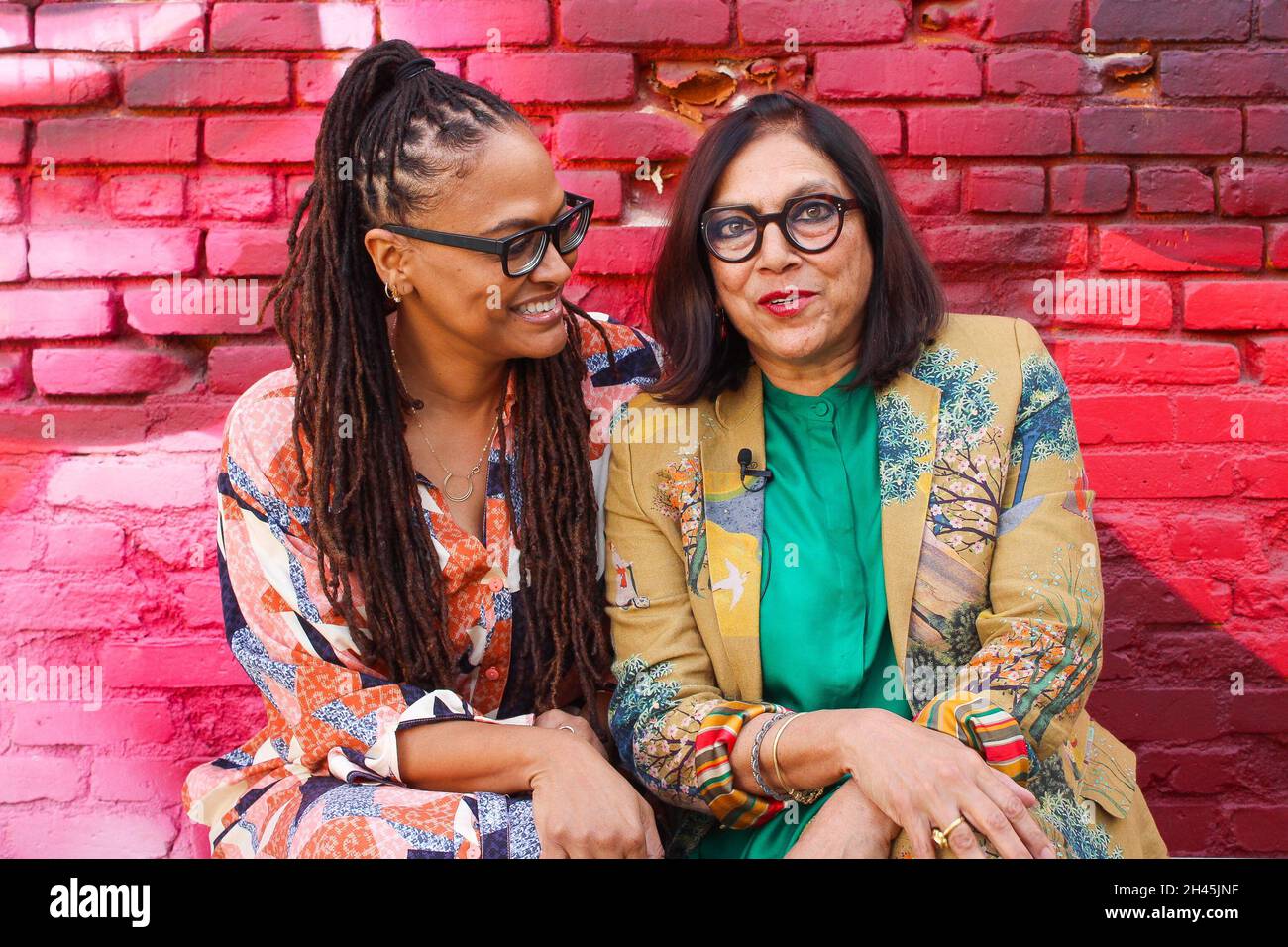 Los Angeles, USA. Oktober 2021. AVA DuVernay und Mira Nair am 31. Oktober 2021 auf dem ARRAY Creative Campus in Los Angeles, CA. (Foto von Conor Duffy/Sipa USA) Quelle: SIPA USA/Alamy Live News Stockfoto