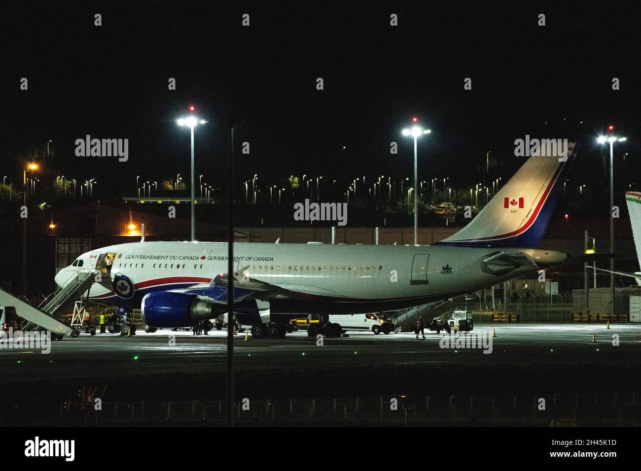 Edinburgh, Schottland, Großbritannien. November 2021. BILD: Flugzeug der kanadischen Premierminister. Nachtansicht der Staatschefs von Privatflugzeugen auf dem Asphalt des Flughafens Edinburgh für die COP26-Klimakonferenz. Die meisten Jets sind gerade in den letzten Stunden gelandet, insbesondere das Flugzeug des kanadischen Premierministers ist in den letzten 90 Minuten gelandet. Quelle: Colin Fisher/Alamy Live News Stockfoto