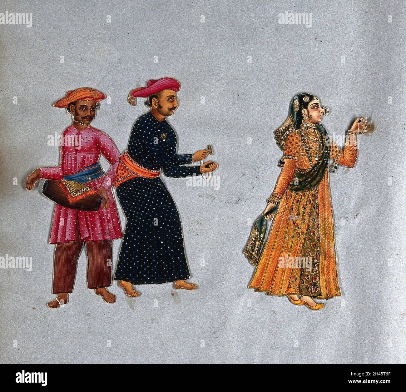 Eine muslimische tanzende Frau mit zwei männlichen Musikern aus Südindien. Gouache malen. Stockfoto