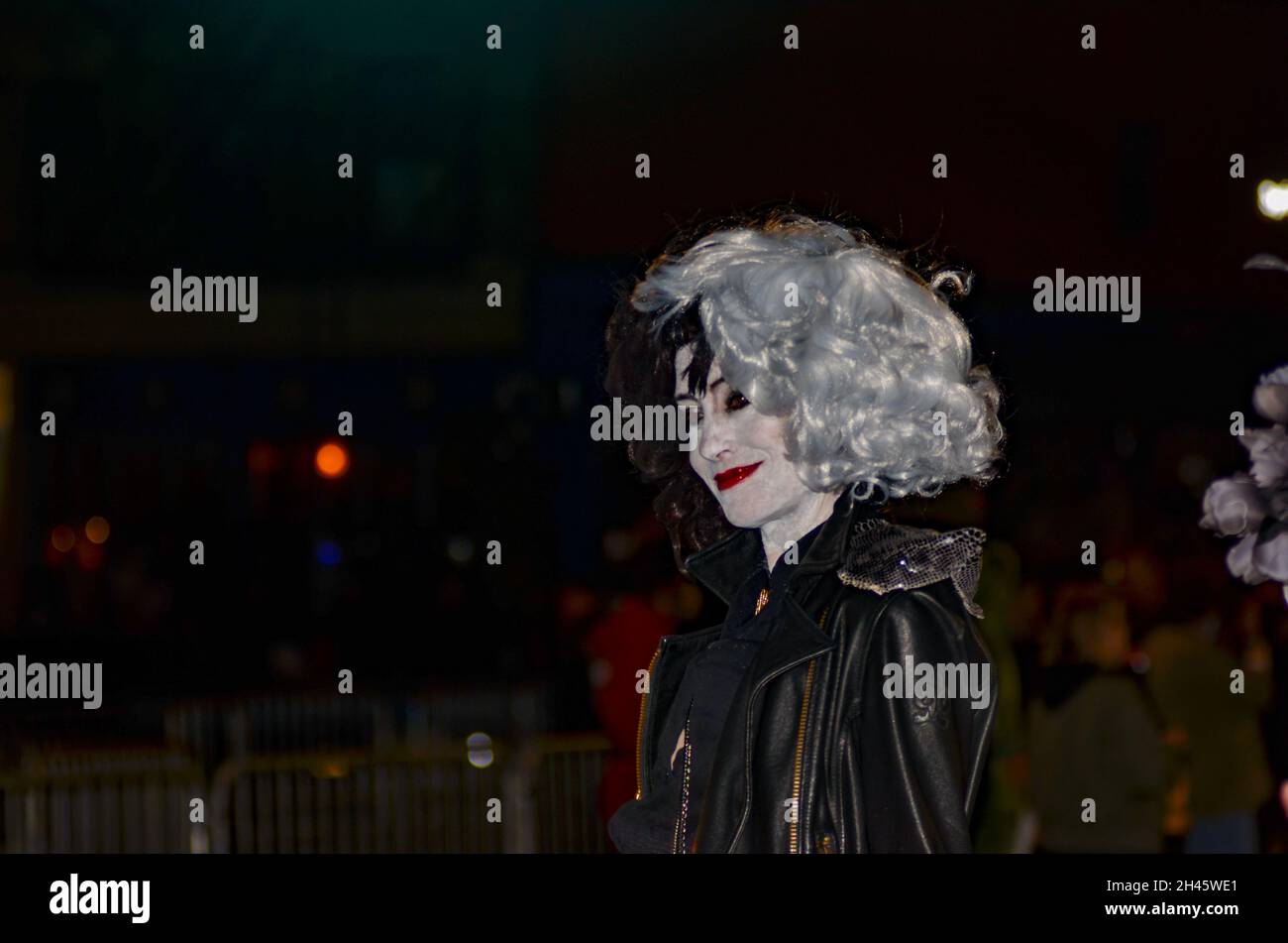 Tausende versammelten sich am 31. Oktober 2021 zur jährlichen Greenwich Village Halloween Parade entlang der 6th Avenue in New York City. Stockfoto