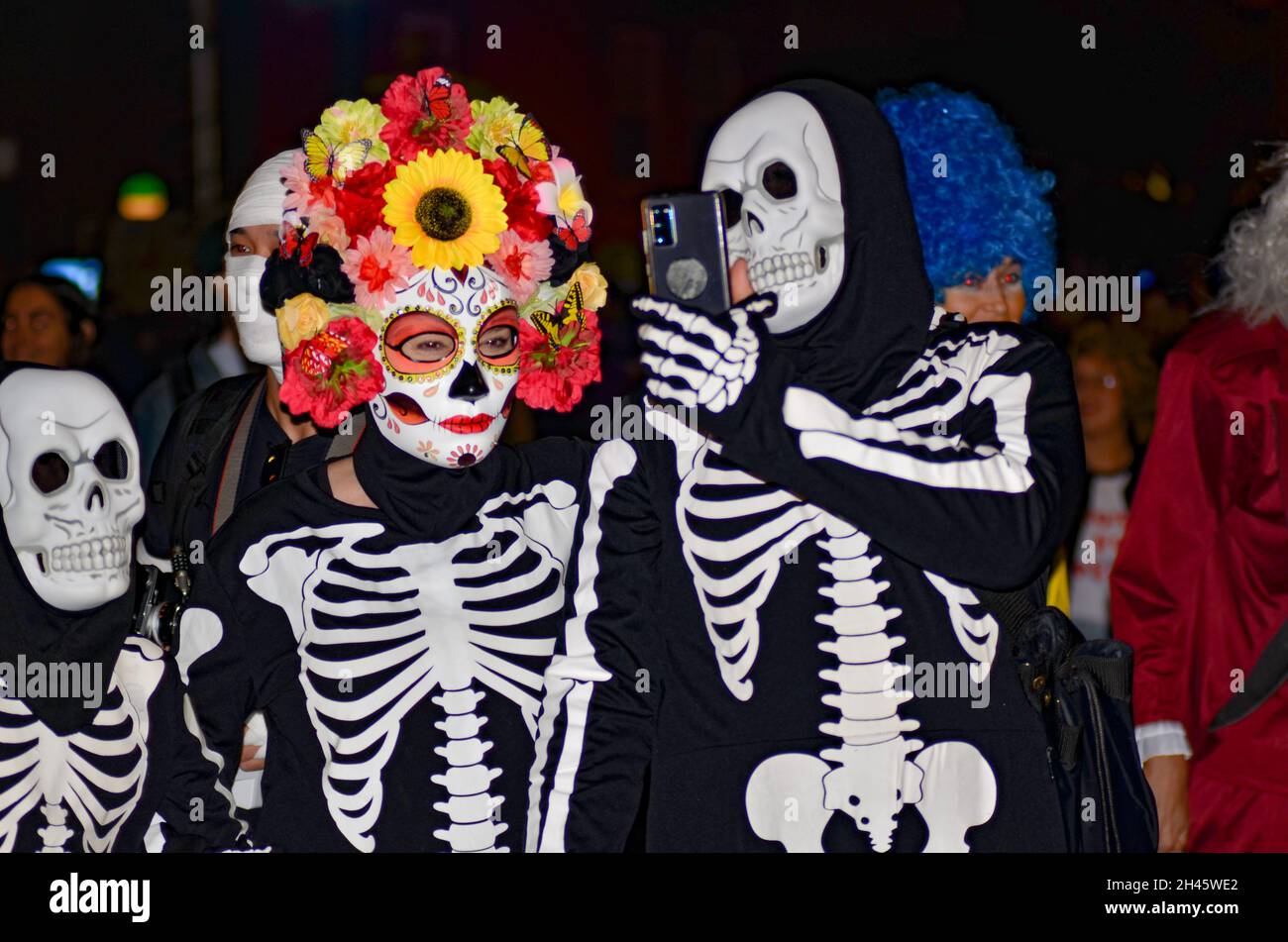 Tausende versammelten sich am 31. Oktober 2021 zur jährlichen Greenwich Village Halloween Parade entlang der 6th Avenue in New York City. Stockfoto