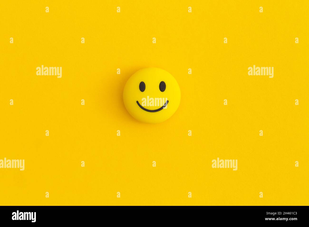 Emoticon lächelt auf gelbem Hintergrund Stockfoto