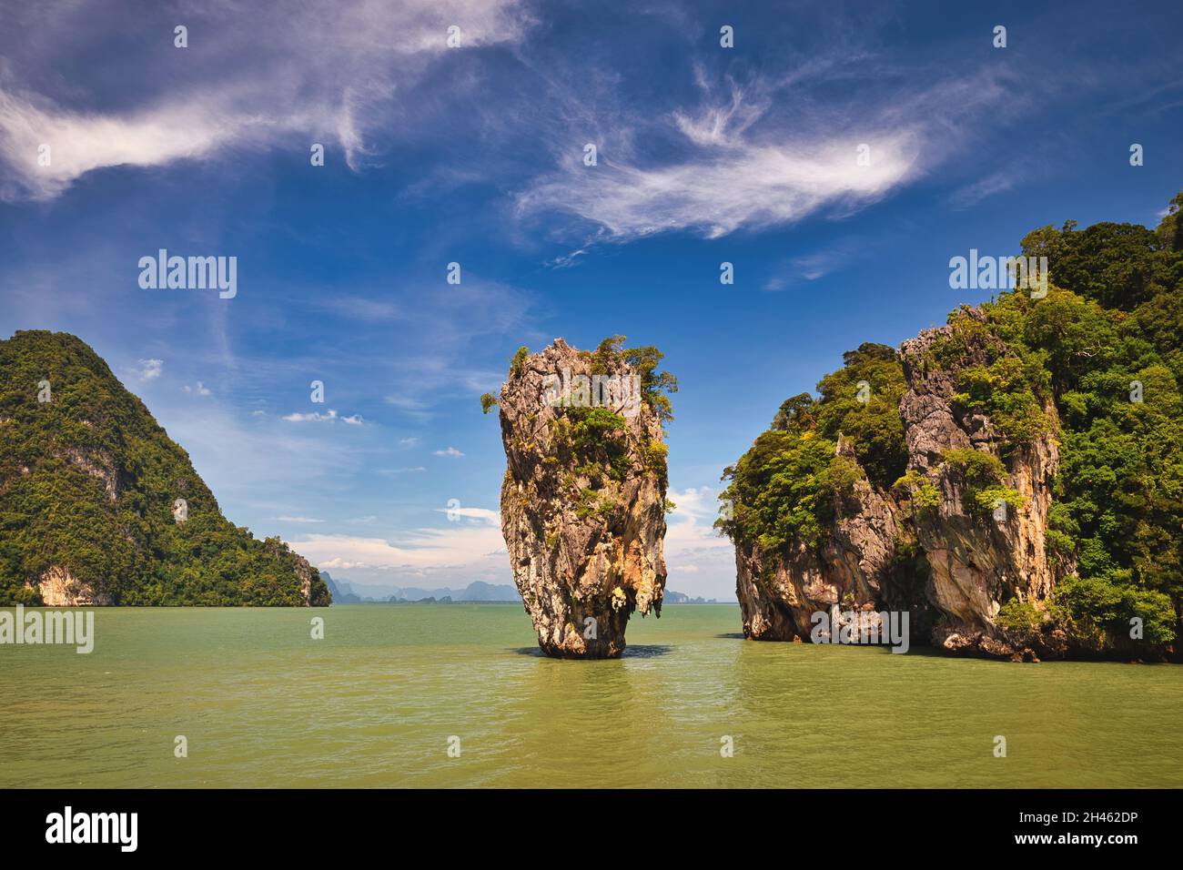 Blick auf die tropischen Inseln auf der James Bond Insel (Khao Tapu) mit Ozeanblauem Meerwasser, Phang Nga Thailand Naturlandschaft Stockfoto