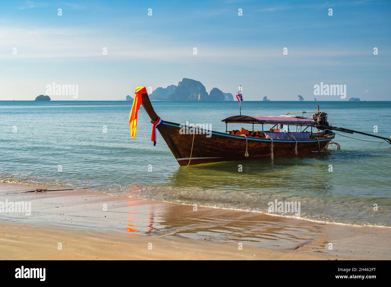 Blick auf die tropischen Inseln mit einem Boot mit langem Schwanz, blauem Meerwasser und weißem Sandstrand, Naturlandschaft in Krabi Thailand Stockfoto