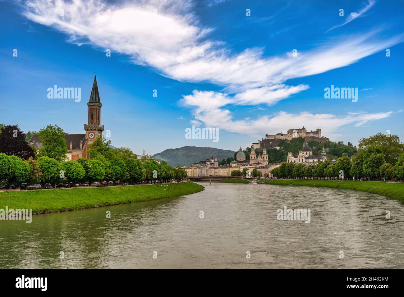 Salzburg Österreich, Skyline der Salzace Festung Hohensalzburg und evangelische Pfarrkirche Salzburg Christ Church Stockfoto