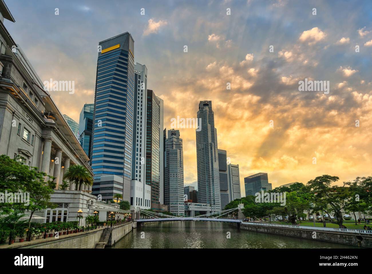 Die Skyline von Singapur bei Sonnenuntergang am Boat Quay und im Geschäftsviertel am Clarke Quay Stockfoto