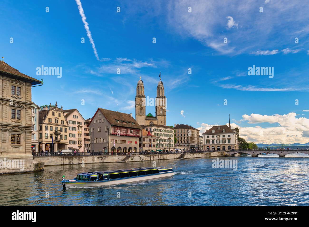 Zürich Schweiz, Skyline der Stadt an der Grossmünster Kirche und der Münsterbrücke Stockfoto