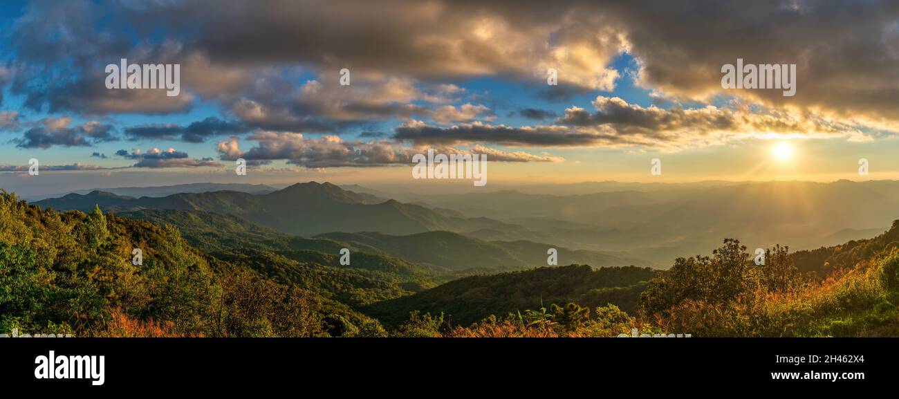 Tropischer Wald Natur Landschaft Sonnenuntergang mit Bergkette am Doi Inthanon, Chiang Mai Thailand Panorama Stockfoto