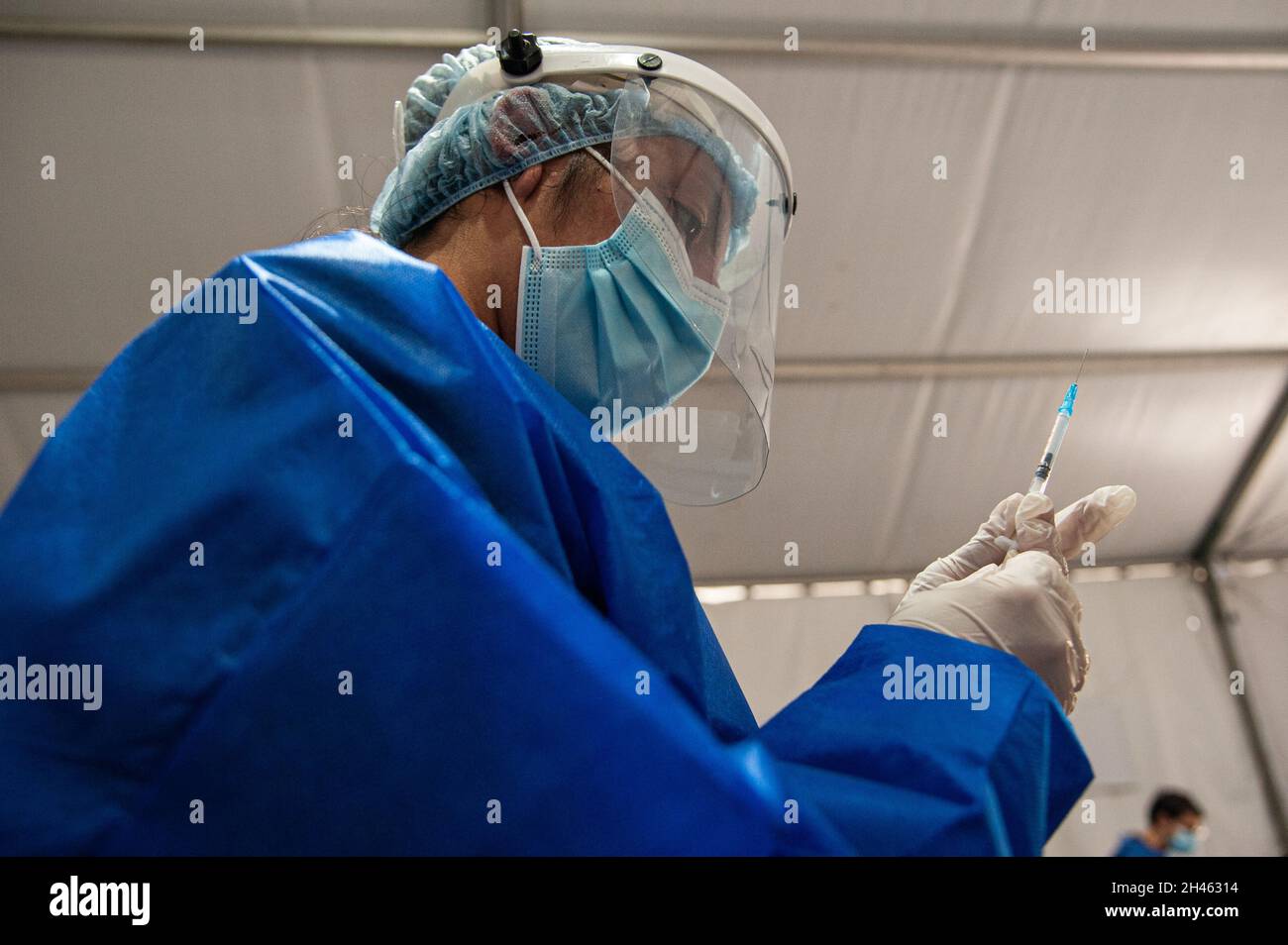 Eine Krankenschwester erhält eine Dosis aus der SINOVAC-Impfdose, als die kolumbianische Regierung am 31. Oktober 2021 in Bogota, Kolumbien, beginnt, Kinder im Alter zwischen 3 und 11 Jahren gegen die Coronavirus-Krankheit (COVID-19) mit dem chinesischen SINOVAC-Impfstoff zu impfen. Stockfoto