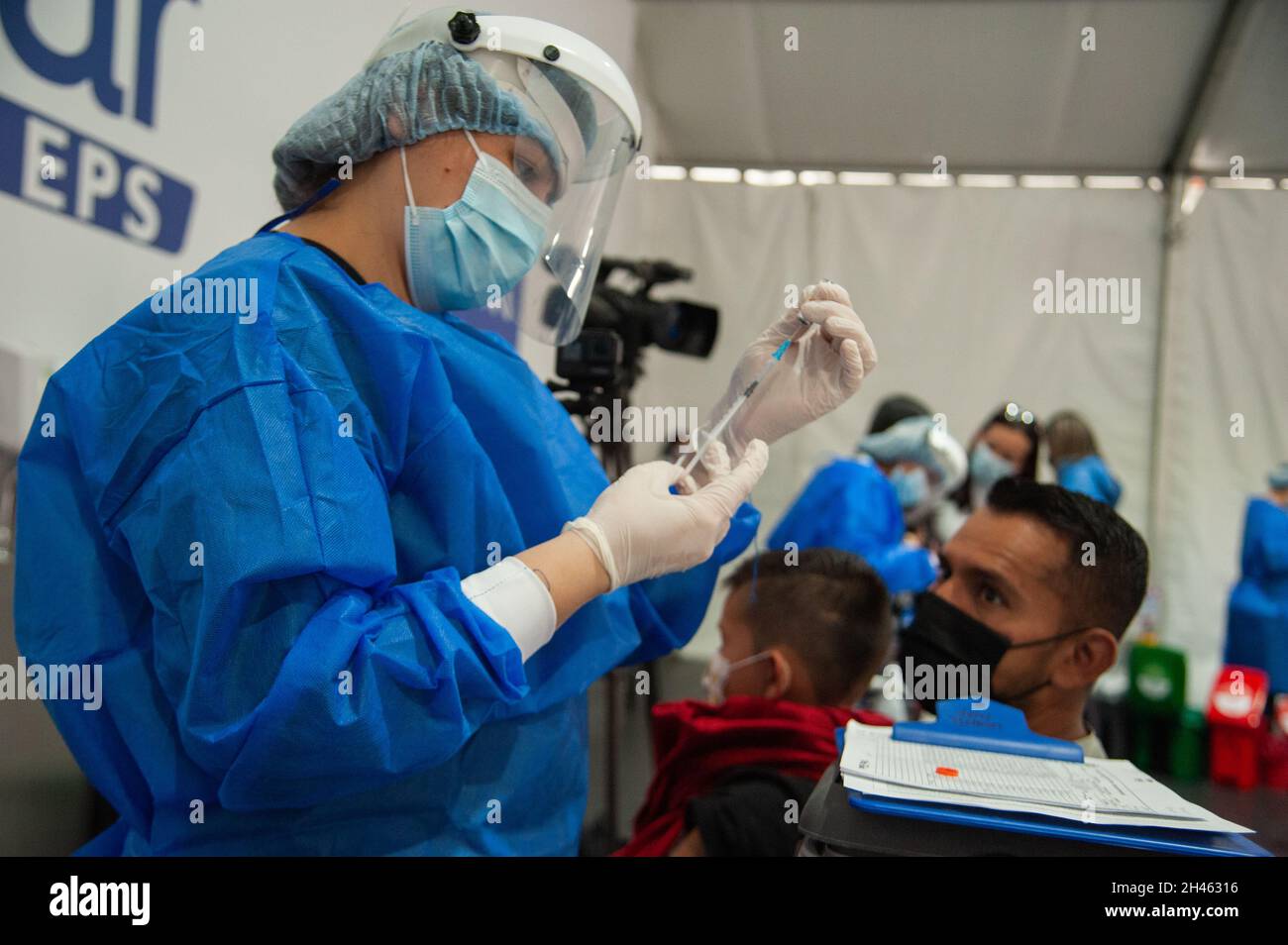 Eine Krankenschwester erhält eine Dosis aus der SINOVAC-Impfdose, als die kolumbianische Regierung am 31. Oktober 2021 in Bogota, Kolumbien, beginnt, Kinder im Alter zwischen 3 und 11 Jahren gegen die Coronavirus-Krankheit (COVID-19) mit dem chinesischen SINOVAC-Impfstoff zu impfen. Stockfoto