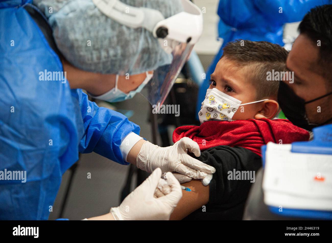 Ein Kind weint, als es am 31. Oktober 2021 in Bogota, Kolumbien, die erste Dosis des COVID-19-Impfstoffs erhält, als die kolumbianische Regierung beginnt, Kinder im Alter zwischen 3 und 11 Jahren mit dem chinesischen SINOVAC-Impfstoff gegen die Coronavirus-Krankheit (COVID-19) zu impfen. Stockfoto