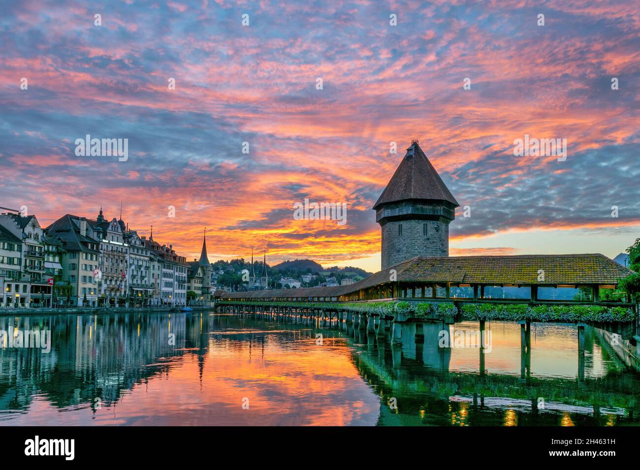 Luzern (Luzern) Schweiz, Skyline von Sonnenaufgang an der Chapel Bridge Stockfoto