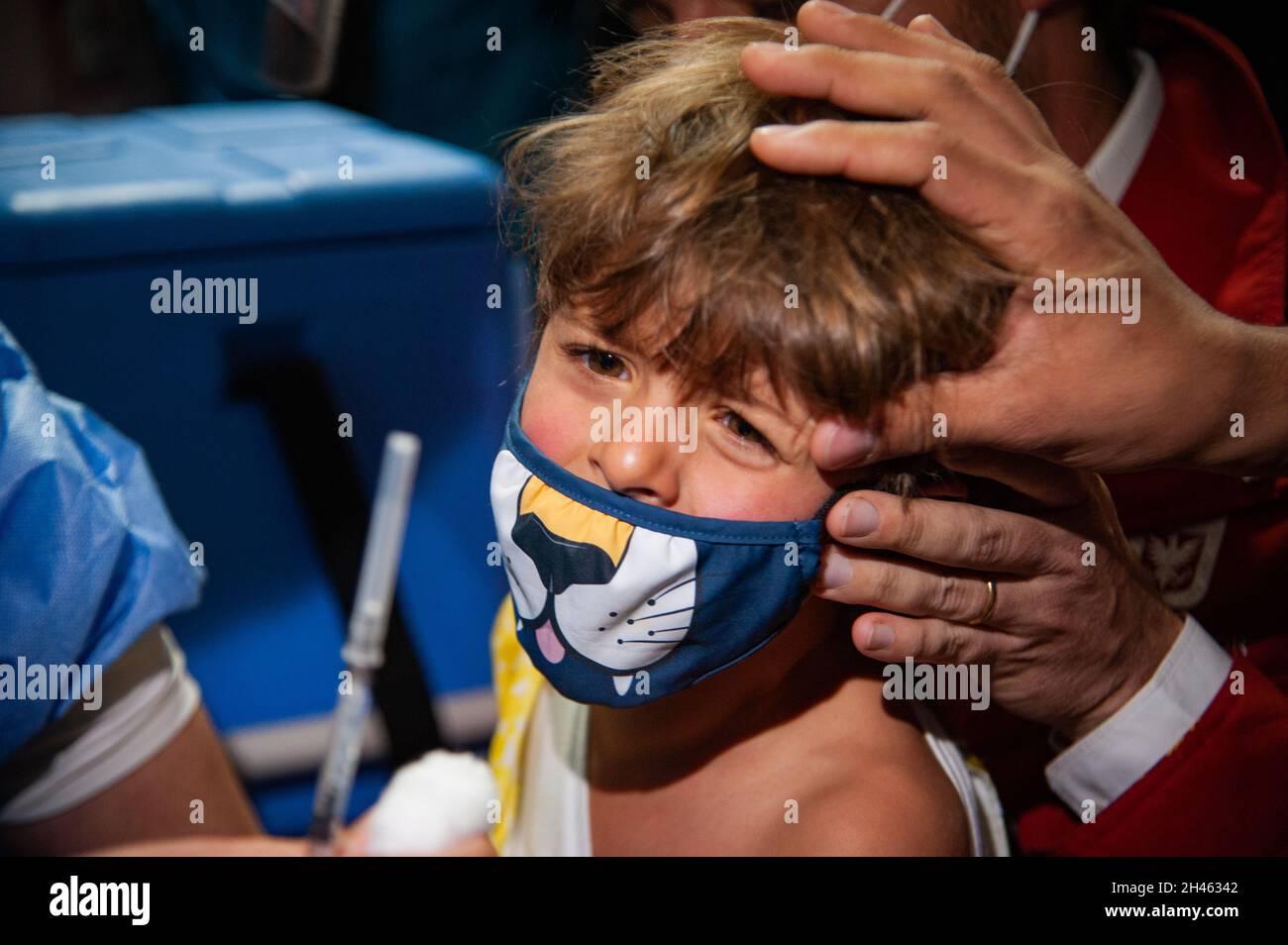 Ein Kind sieht die Spritze der Dosis seines COVID-19-Impfstoffs, als die kolumbianische Regierung am 31. Oktober 2021 in Bogota, Kolumbien, beginnt, Kinder im Alter zwischen 3 und 11 Jahren gegen die Coronavirus-Krankheit (COVID-19) mit dem chinesischen SINOVAC-Impfstoff zu impfen. Stockfoto