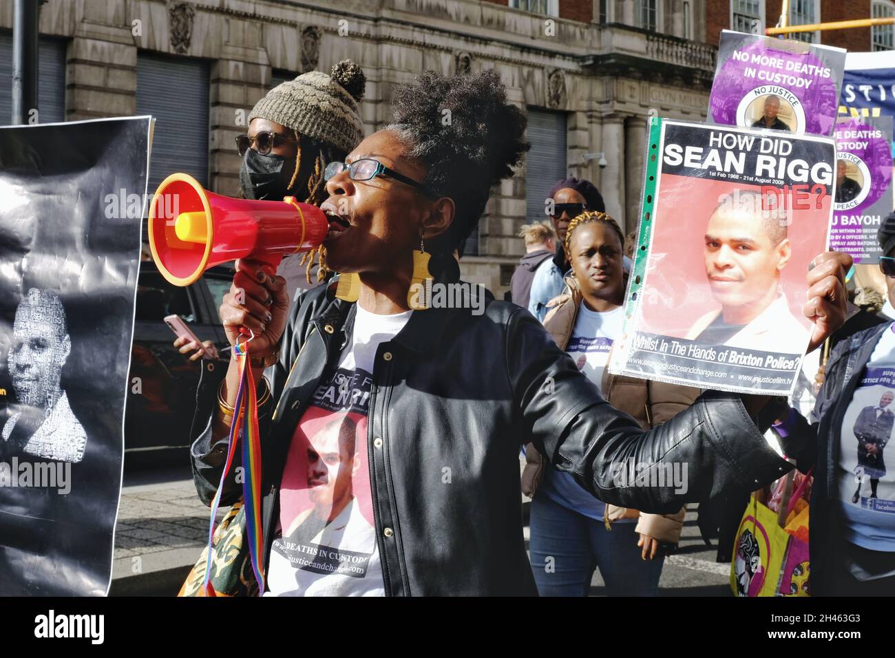 London, Großbritannien. Marcia Rigg, die Vorsitzende der United Friends & Family Campaign, leitet den jährlichen marsch für diejenigen, die in Polizeigewahrsam oder Gefängnis gestorben sind. Stockfoto