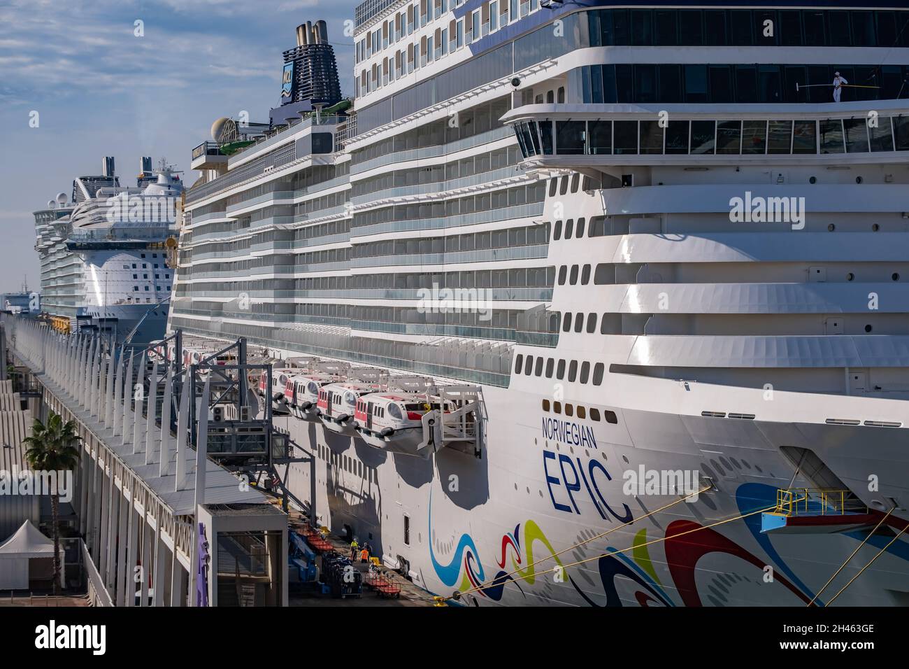 Barcelona, Spanien. Oktober 2021. Die großen Kreuzschiffe Norwegian Epic und die MS Harmony of the Seas sind im Hafen von Barcelona zu sehen. Im Hafen von Barcelona verkehren täglich große Touristenkreuzfahrten mit einer Kapazität von mehr als 6,000 Passagieren bei voller Belegung für Kreuzfahrten im Mittelmeer. Kredit: SOPA Images Limited/Alamy Live Nachrichten Stockfoto