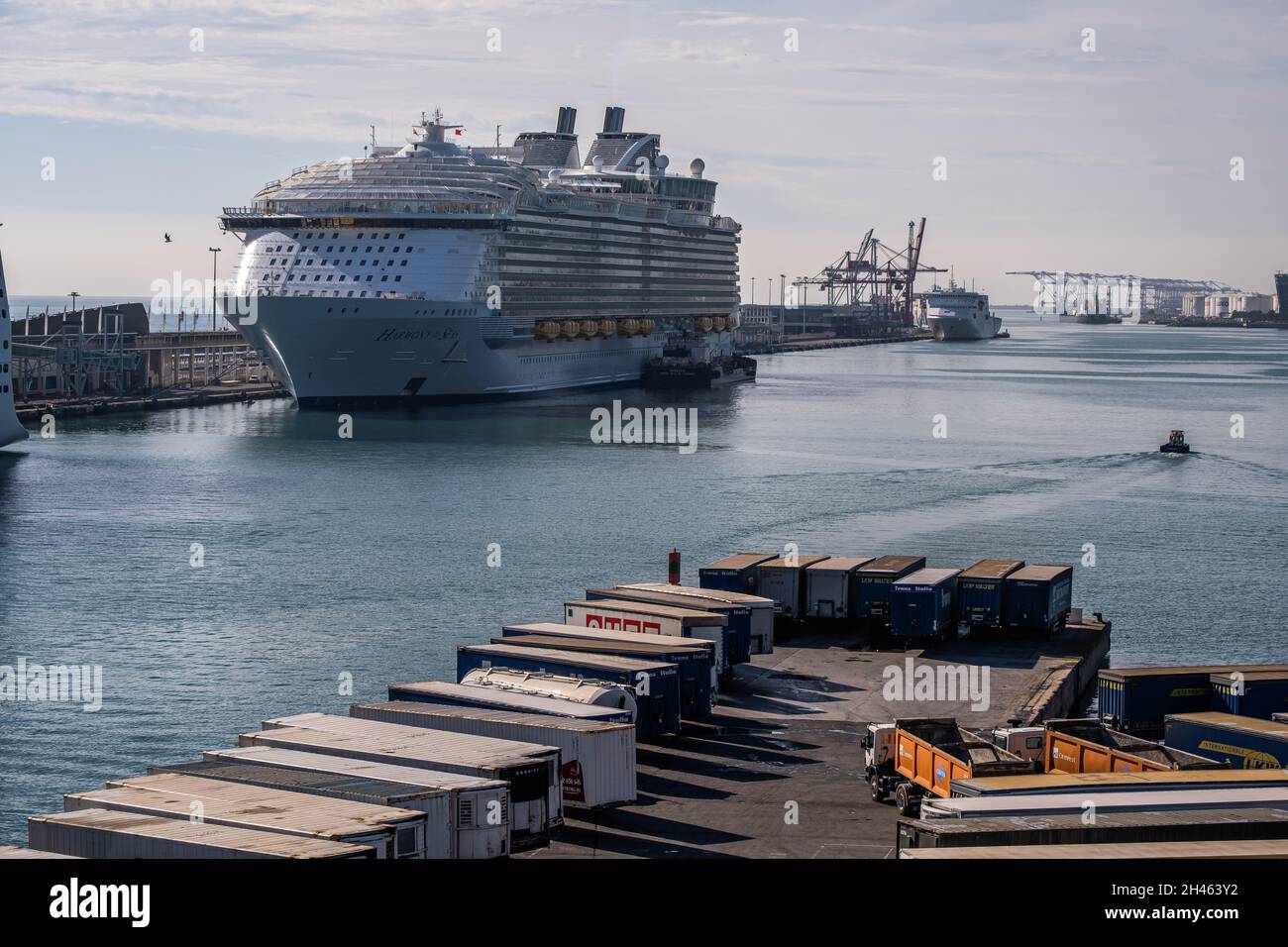 Barcelona, Spanien. Oktober 2021. Das große Kreuzschiff MS Harmony of the Seas ist im Hafen von Barcelona zu sehen. Im Hafen von Barcelona verkehren täglich große Touristenkreuzfahrten mit einer Kapazität von mehr als 6,000 Passagieren bei voller Belegung für Kreuzfahrten im Mittelmeer. (Foto von Paco Freire/SOPA Images/Sipa USA) Quelle: SIPA USA/Alamy Live News Stockfoto