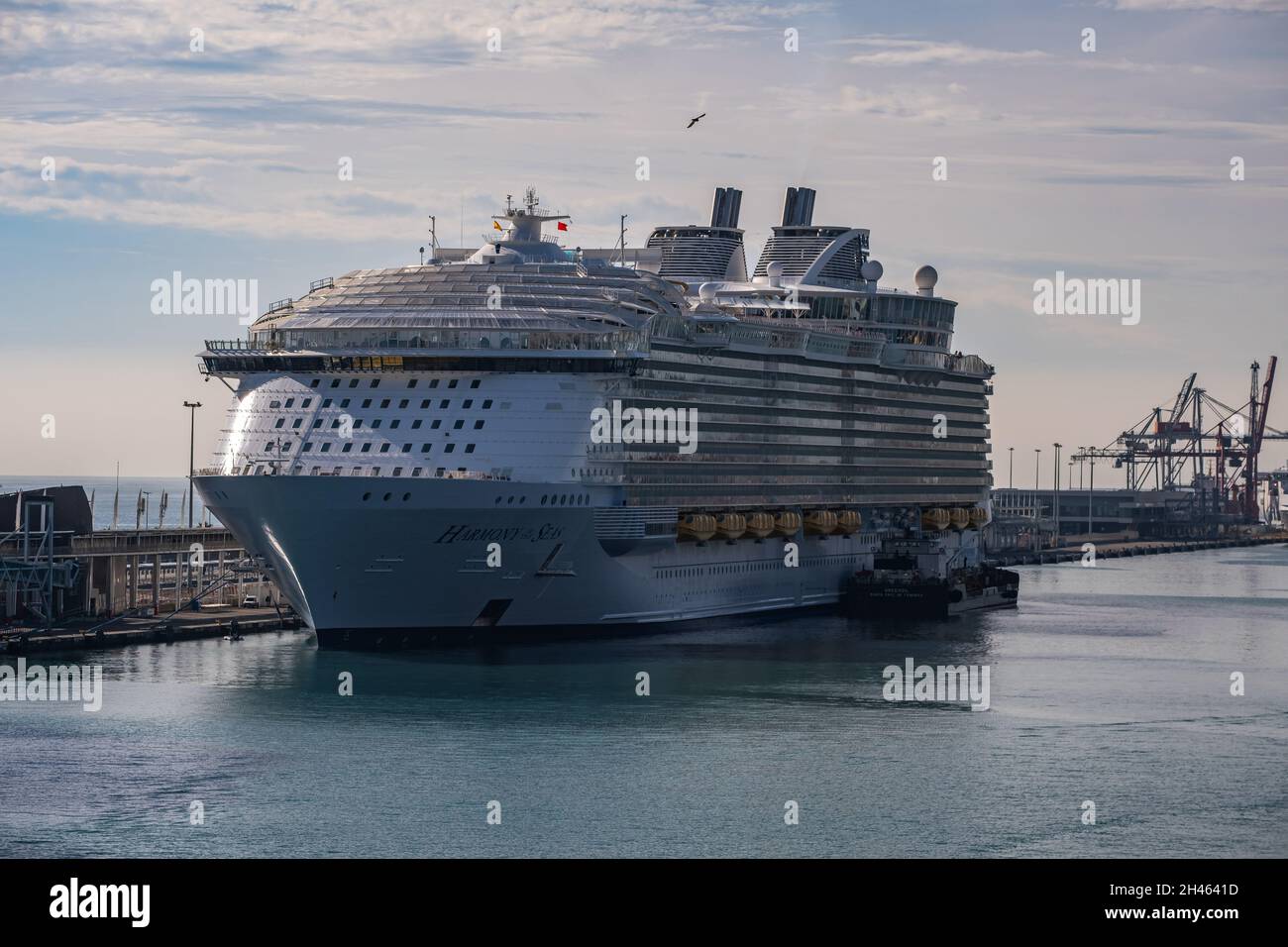 Barcelona, Spanien. Oktober 2021. Das große Kreuzschiff MS Harmony of the Seas ist im Hafen von Barcelona zu sehen. Im Hafen von Barcelona verkehren täglich große Touristenkreuzfahrten mit einer Kapazität von mehr als 6,000 Passagieren bei voller Belegung für Kreuzfahrten im Mittelmeer. (Foto von Paco Freire/SOPA Images/Sipa USA) Quelle: SIPA USA/Alamy Live News Stockfoto