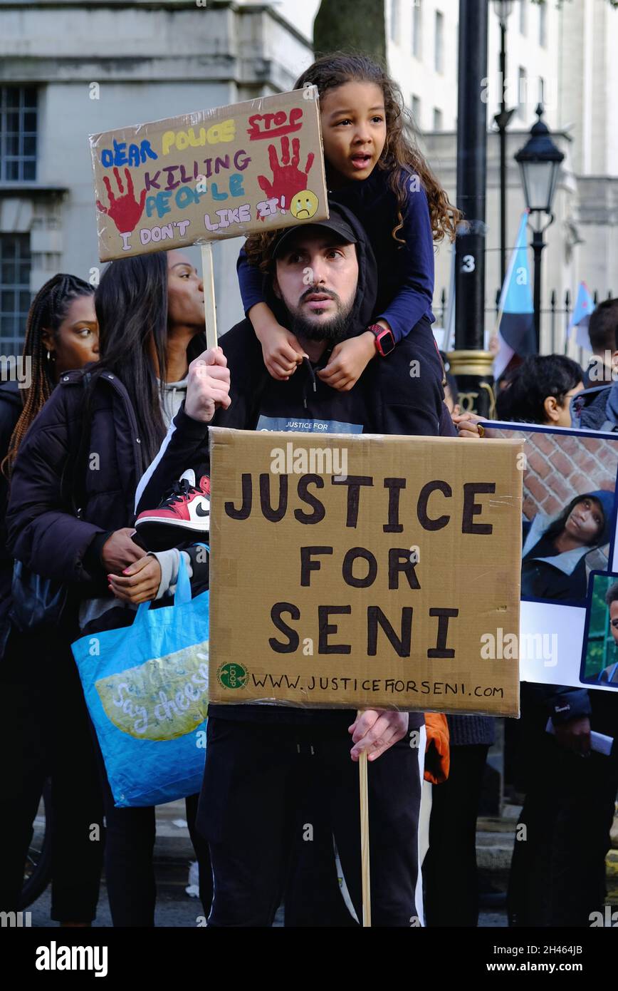 London, Großbritannien. Zwei Demonstranten erinnern sich an Seni Lewis, einen jungen Mann in psychiatrischer Betreuung, der, nachdem er von der Polizei zurückgehalten wurde, an einer Gehirnhypoxie starb. Stockfoto