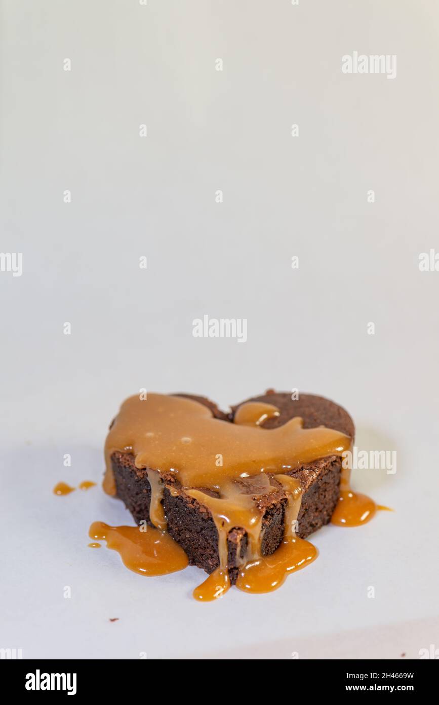 Herzförmiger Schokoladenkuchen mit köstlicher Karamellsauce Stockfoto
