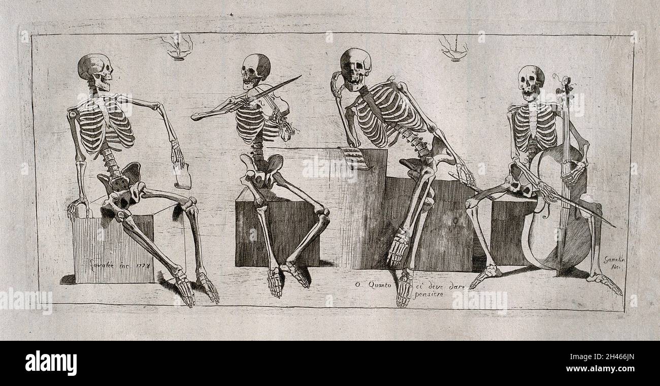 Vier Skelette mit Musikinstrumenten, die in verschiedenen Positionen sitzen: Einer singt, ein anderer hält eine Flöte, während zwei andere Geige und Cello spielen. Radierung von Lavalée nach J. Gamelin, 1778. Stockfoto