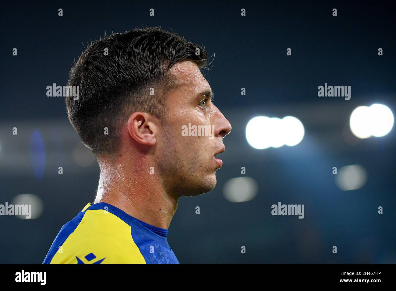 Verona, Italien. Oktober 2021. Nicolo Casale (Verona) Porträt während des Spiels Hellas Verona FC vs Juventus FC, italienische Fußballserie A in Verona, Italien, Oktober 30 2021 Quelle: Independent Photo Agency/Alamy Live News Stockfoto