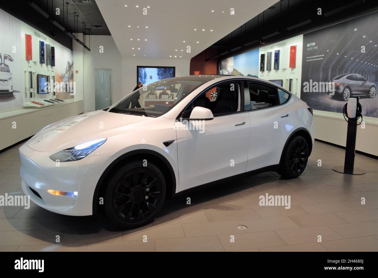 Tesla Model Y Crossover Elektroauto auf dem Display in Scottsdale Arizona Showroom Stockfoto