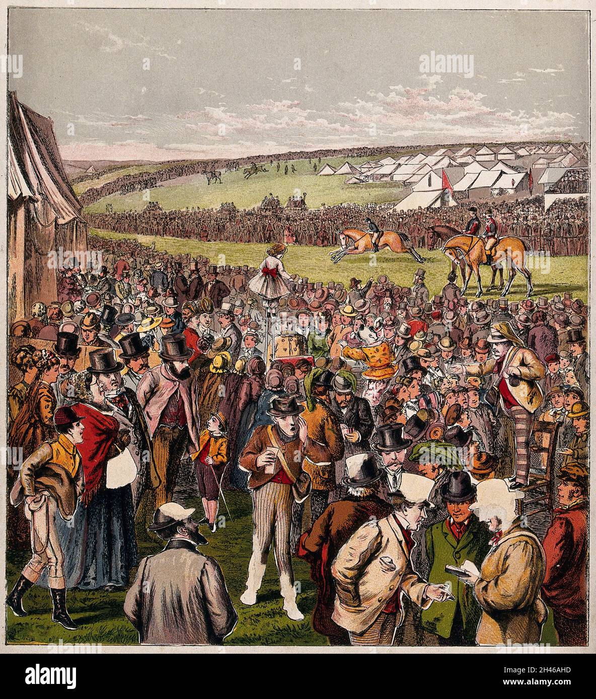 Menschenmassen beobachten das Pferderennen auf einem großen Feld mit Festzelten. Farbprozessdruck. Stockfoto