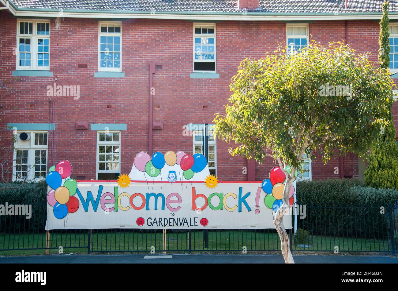 Die Grundschule im Vorort Gardenvale begrüßt nach wochenlanger Aussperrung und häuslichen Schulbildung wieder die Klassen. Melbourne, Victoria Stockfoto