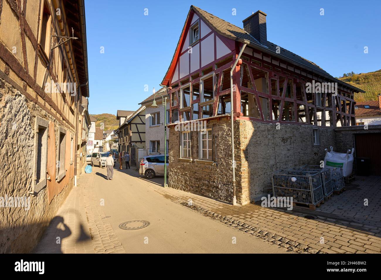 Dernau, Deutschland. Oktober 2021. Die Flut hinterließ nur ein Skelett eines historischen Fachwerkhauses in der Burgstraße in Dernau. Die tödliche Sturzflut im Ahrtal hat auch Hunderte historischer Fachwerkhäuser beschädigt oder zerstört - Bewohner und Behörden versuchen, so viele wie möglich zu retten. (Zu dpa: Fachwerkhäuser auch von Hochwasser betroffen - viele zu retten). Quelle: Thomas Frey/dpa/Alamy Live News Stockfoto