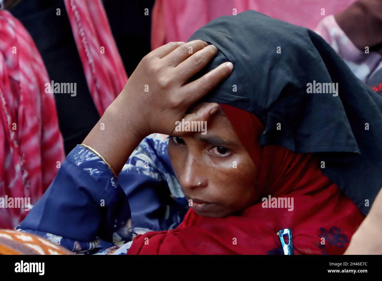 Dhaka, Bangladesch. Oktober 2021. Während des Protestes in Dhaka hört sich ein Protestler Reden an.Bekleidungsarbeiter von StyleCraft Limited veranstalteten einen Protest vor dem Ministerium für Arbeit und Arbeitsverwaltung, in dem sie Gehälter in Dhaka forderten. (Foto von MD Manik/SOPA Images/Sipa USA) Quelle: SIPA USA/Alamy Live News Stockfoto