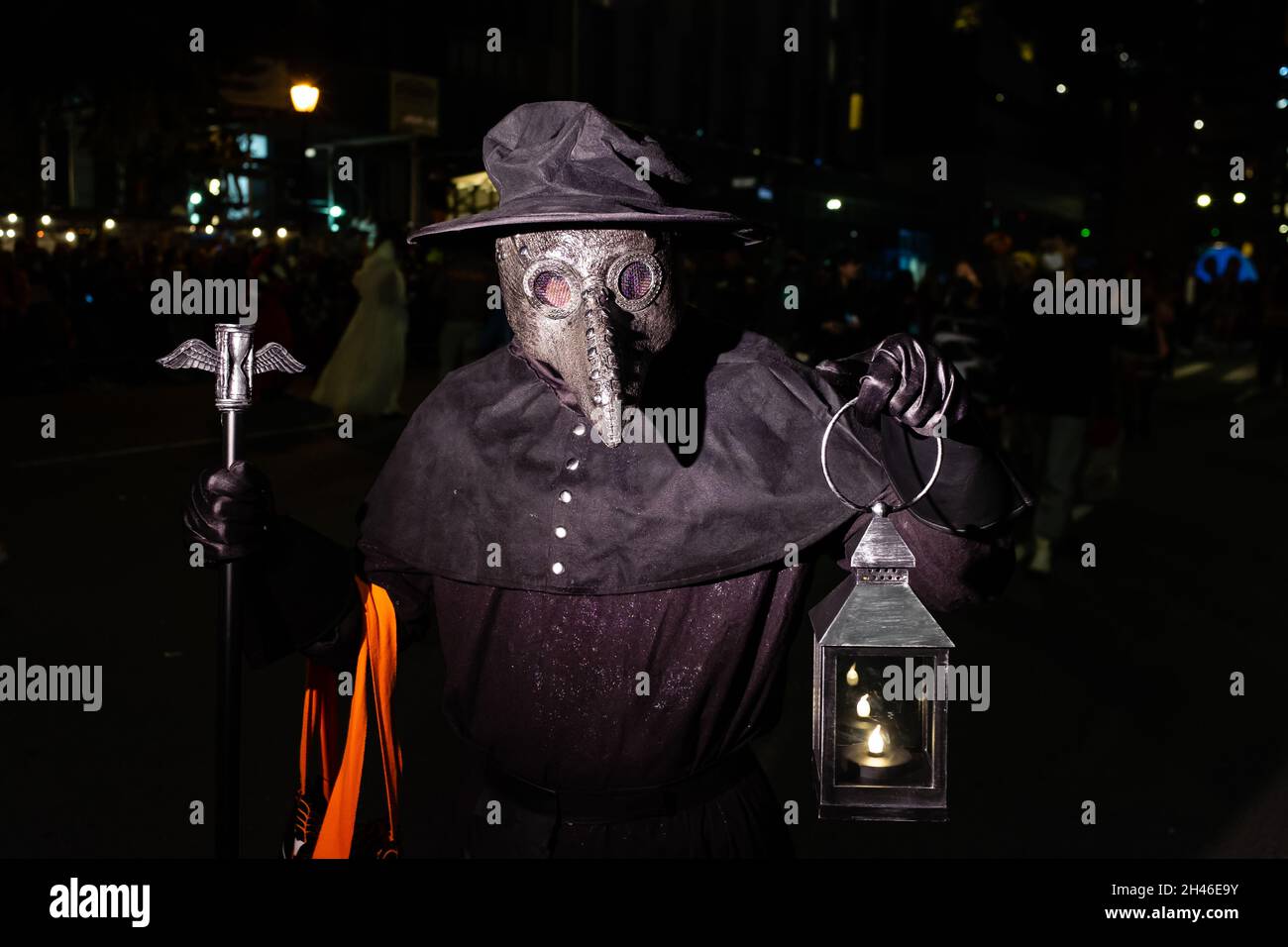 New York City, USA. Oktober 2021. Die jährliche Greenwich Village Halloween Parade kehrte 2021 nach einer einjährigen Suspendierung wegen COVID Beschränkungen zurück. Ein Mann, der als Pestarzt gekleidet ist, mit ausgeklügelter Schnabelmaske, Laterne und Stock. Quelle: Ed Lefkowicz/Alamy Live News Stockfoto