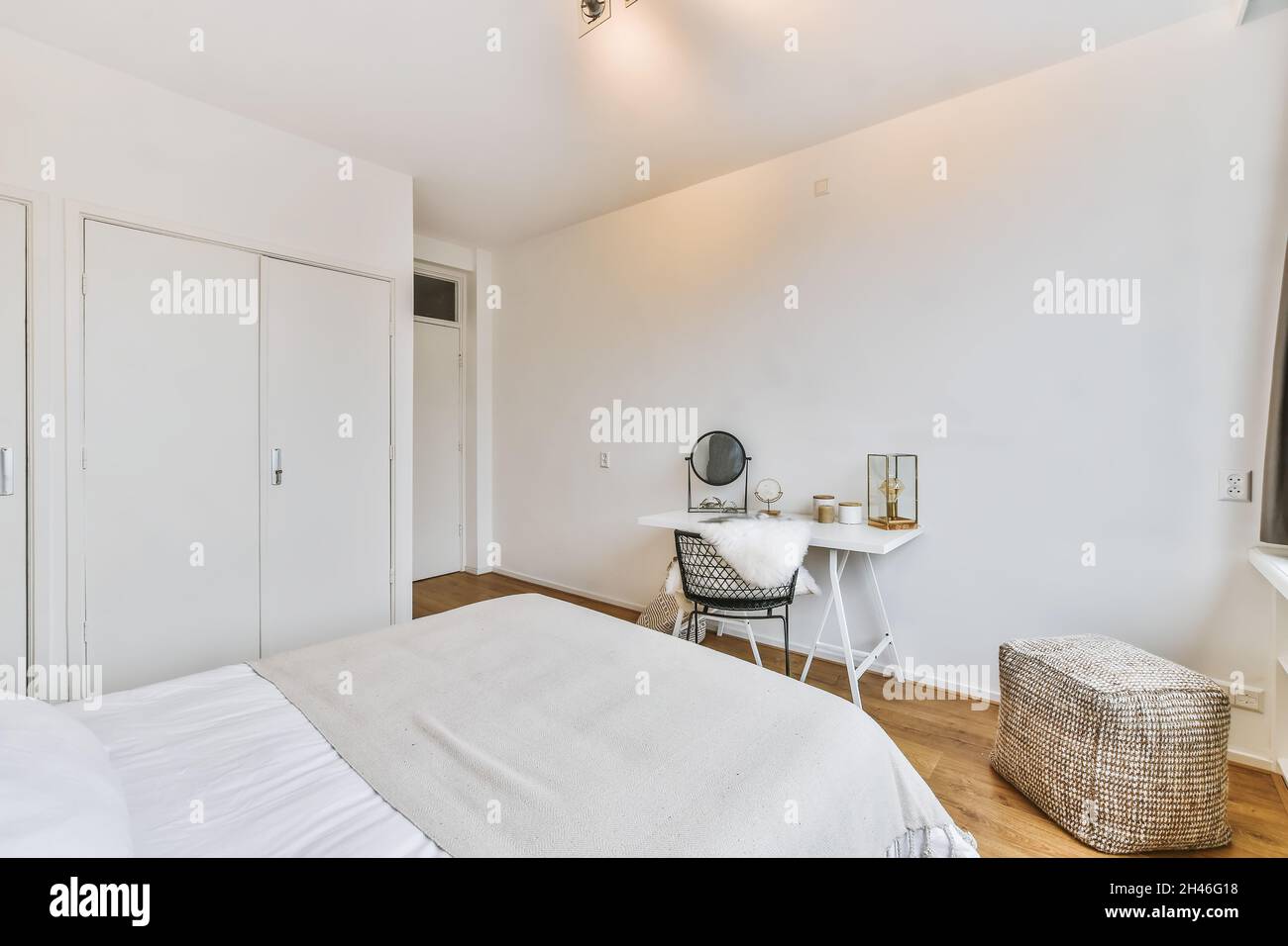 Design von stilvollen eleganten gemütlichen Schlafzimmer mit Einstellungen Stockfoto