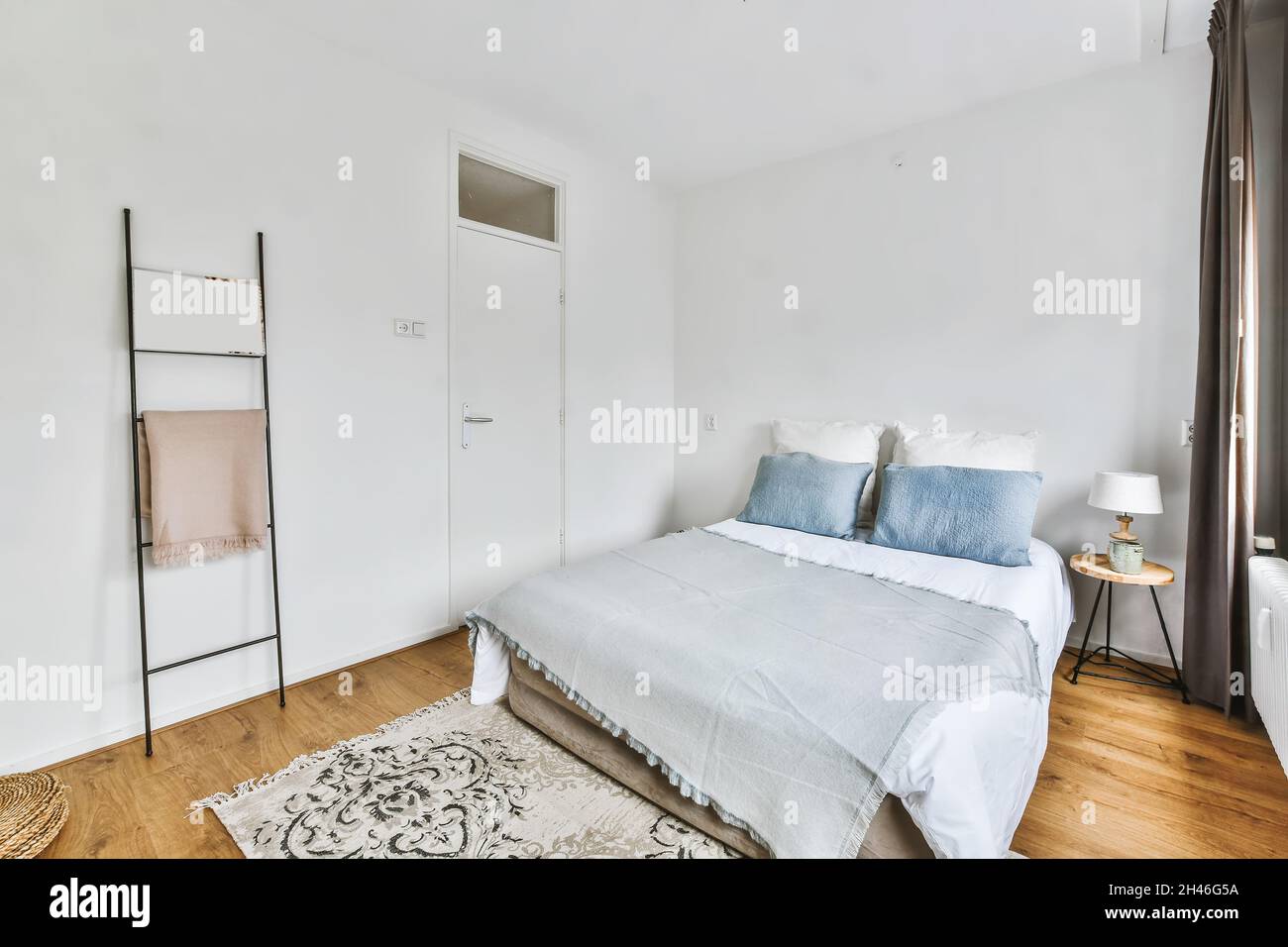 Design von stilvollen eleganten gemütlichen Schlafzimmer mit Einstellungen Stockfoto