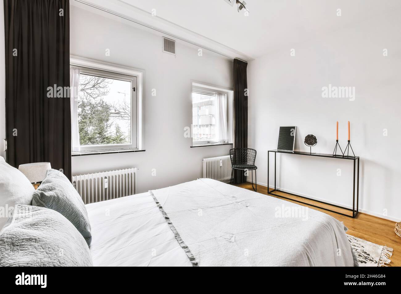 Design von stilvollen eleganten gemütlichen Schlafzimmer mit Einstellungen Stockfoto