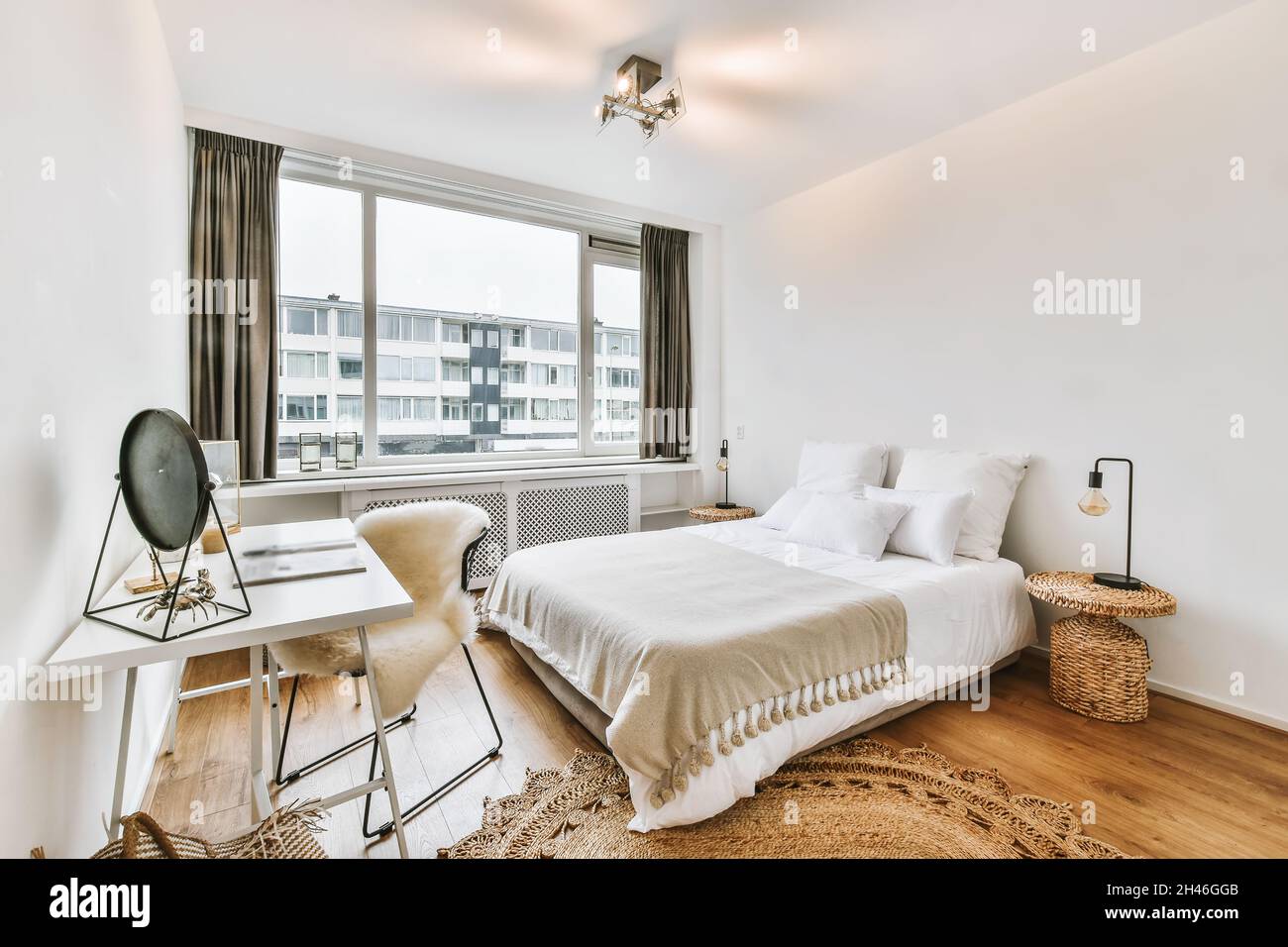 Design von stilvollen eleganten gemütlichen Schlafzimmer mit Einstellungen Stockfoto