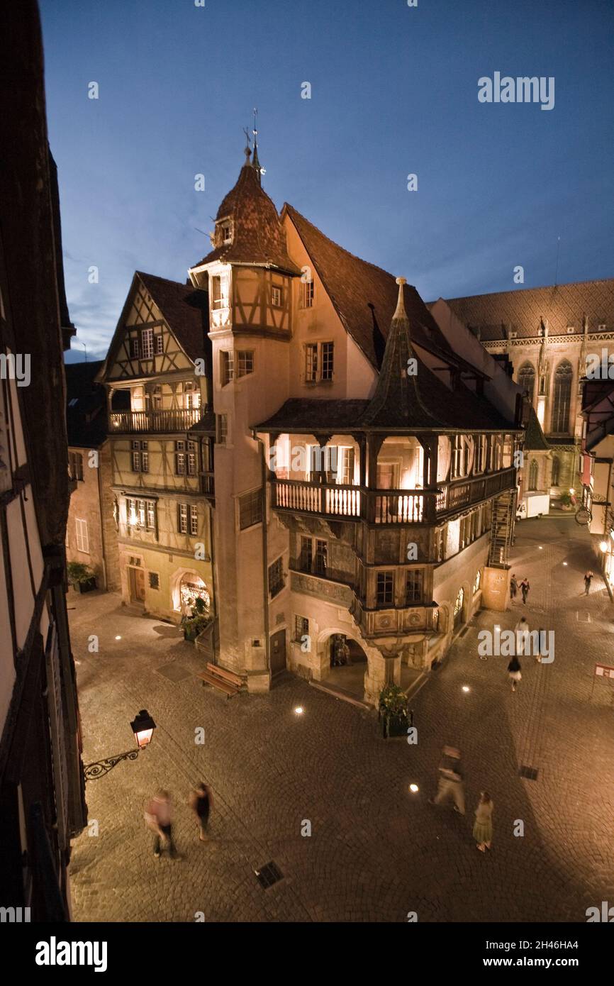 CENTRE HISTORIQUE. MAISON PFISTER. VUE GENERALE NOCTURNE DEPUIS LE SUD. SYMBOLE DU VIEUX COLMAR, CET MAISON, QUI PORTE LE NOM D'UN DES SES PROPRIETAIR Stockfoto