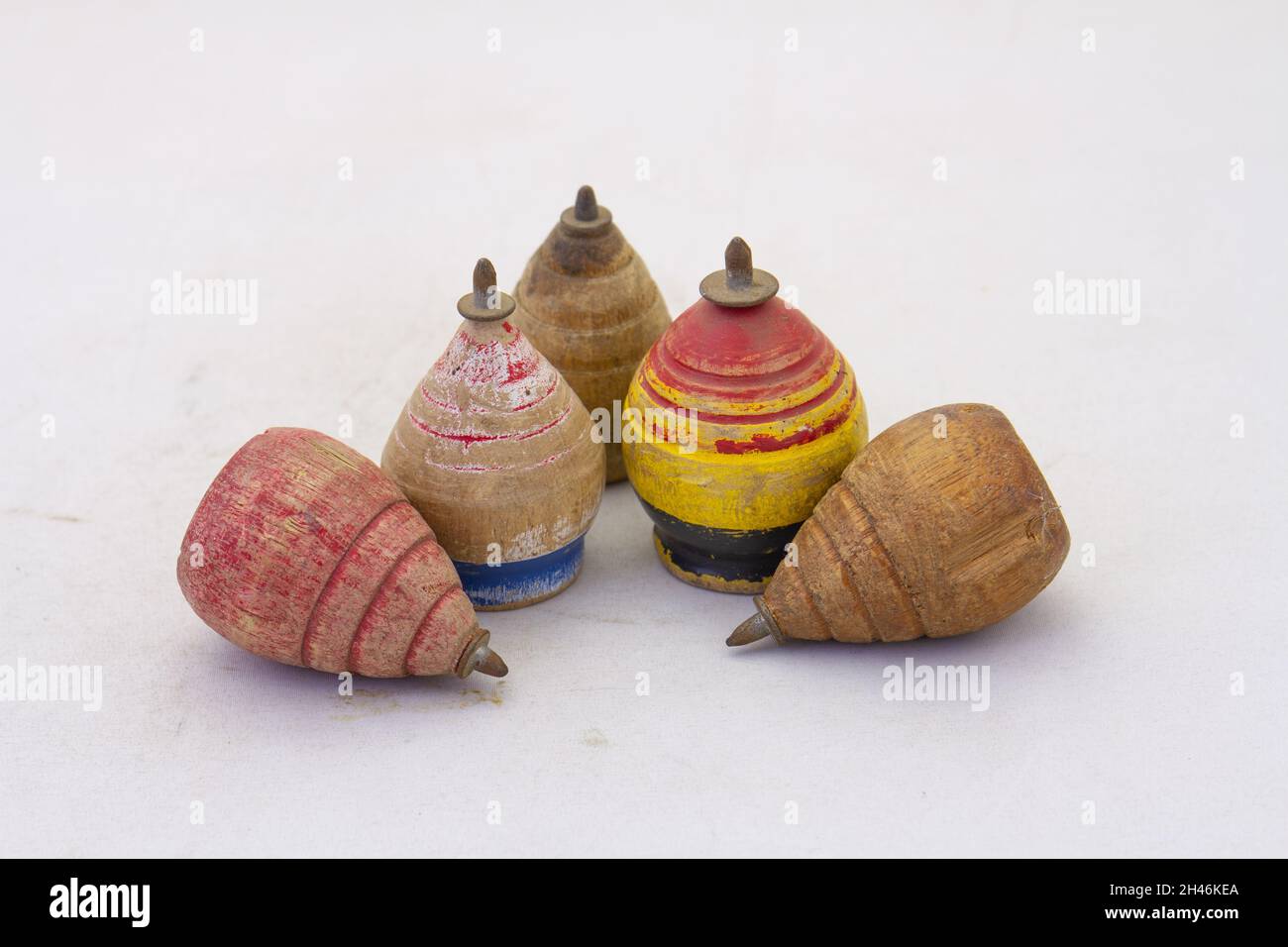 Retro Holz Spinning Top Spielzeug isoliert auf einem klaren Hintergrund Stockfoto