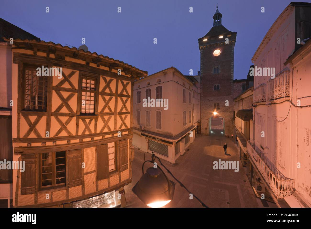 FRANKREICH. LOT-ET-GARONNE (47) VILLENEUVE SUR LOT : PARISER STRASSE UND DER TURM VON PARIS IN DER ABENDDÄMMERUNG. LINKS EIN MITTELALTERLICHES FACHWERKHAUS. Stockfoto