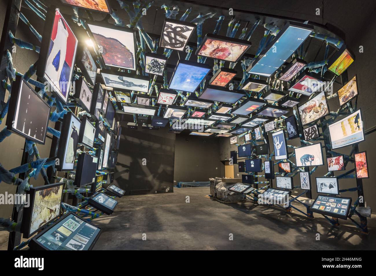 FRANKREICH, MONTIGNAC - LASCAUX, DORDOGNE (24) : STATE THE SITE OF LASCAUX 4 12. OKTOBER 2016 : DIE VIRTUELLE GALERIE, WO BESUCHER AUF BILDSCHIRMEN ENTDECKEN 'MI Stockfoto
