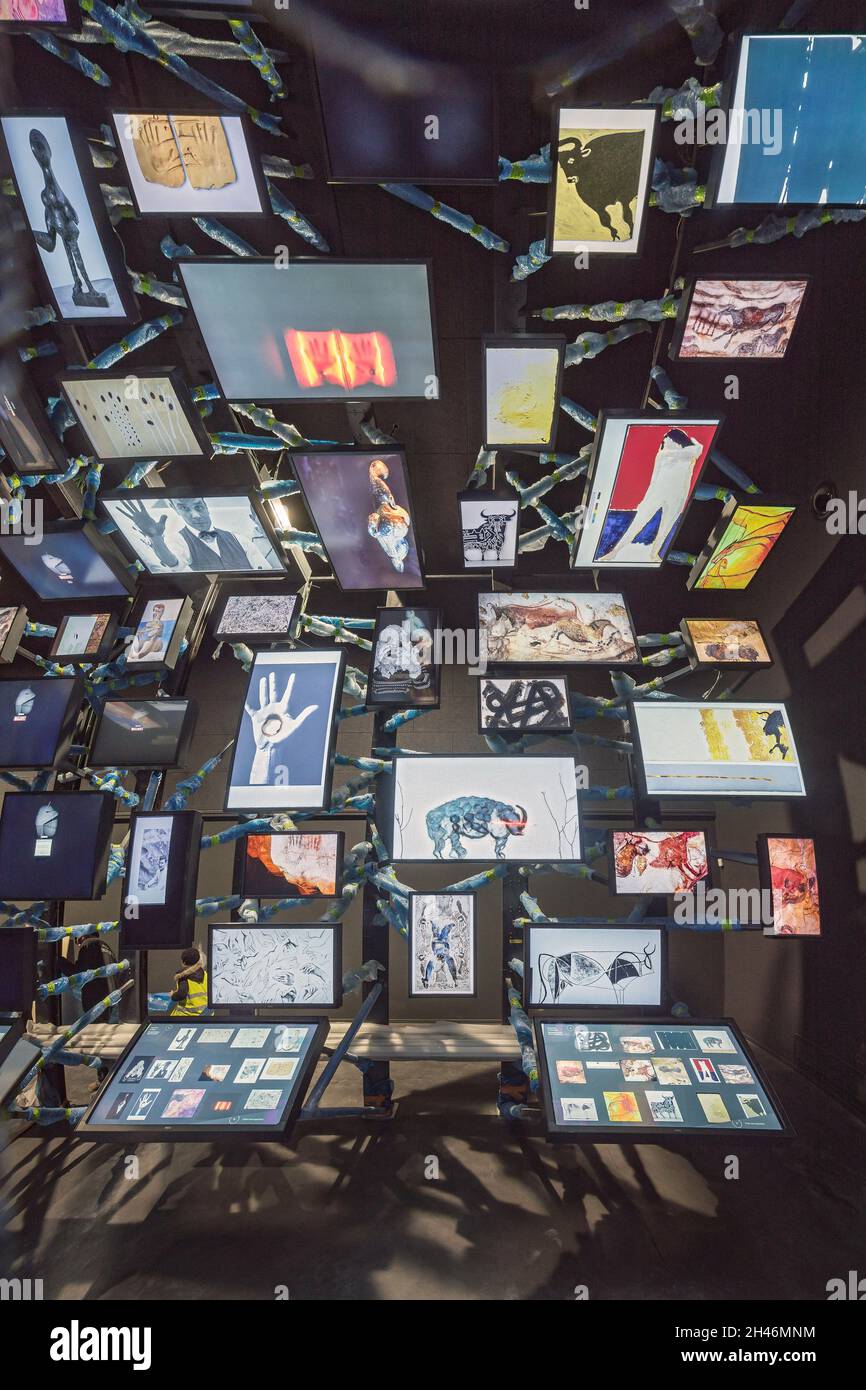 FRANKREICH, MONTIGNAC - LASCAUX, DORDOGNE (24) : STATE THE SITE OF LASCAUX 4 12. OKTOBER 2016 : DIE VIRTUELLE GALERIE, WO BESUCHER AUF BILDSCHIRMEN ENTDECKEN 'MI Stockfoto