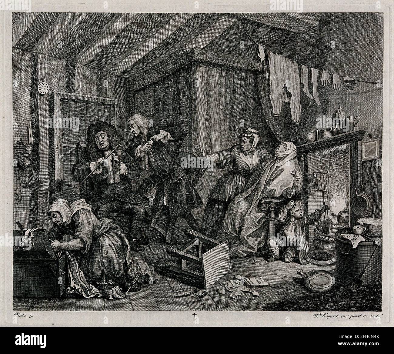 Eingewickelt in „vernässene“ Decken und in der Nähe des Feuers nähert sich Moll Hackabout dem Tod, wie zwei Ärzte argumentieren. Stich von William Hogarth. Stockfoto