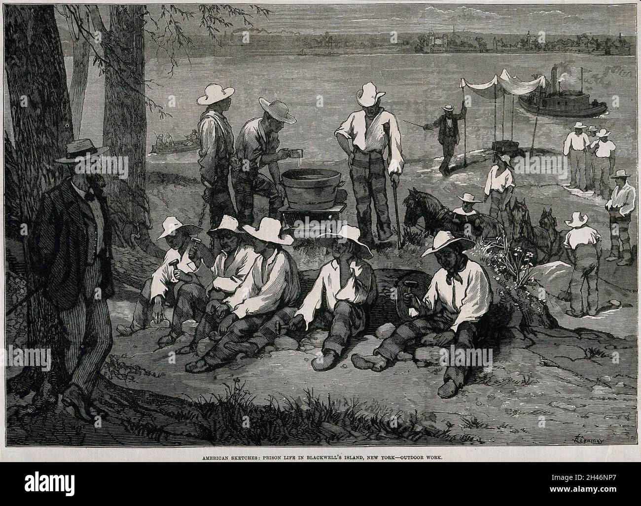 Blackwell's Island Penitentiary, New York: Gefangene in Ketten arbeiten mit Hämmern, die Steine am Straßenrand brechen, ein Wärter in einer Jacke und einer Hose mit einem Stock wacht unter einem Baum über sie. Holzstich nach G.U. Régamey. Stockfoto