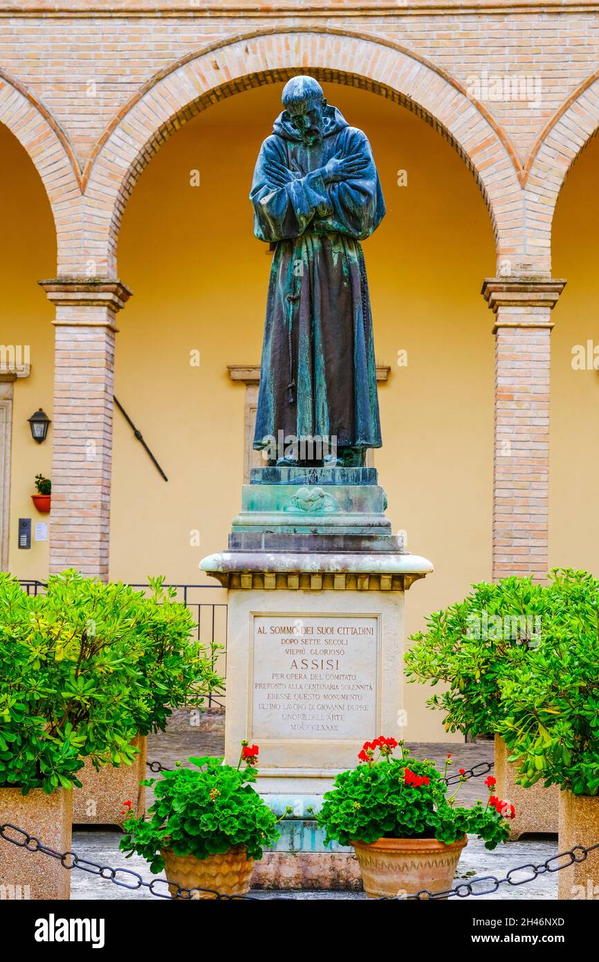 Statue des heiligen Franziskus von Giovanni Dupre, eine Kopie des Originals in San Rufino in Assisi Italien Stockfoto