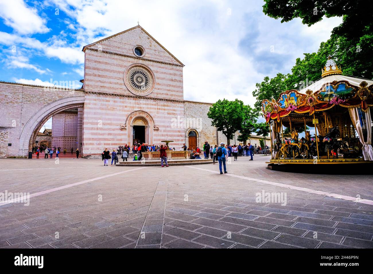 Außenansicht der Basilika Saint Chiara auf der Piazza Santa Chiara in Assisi Italien Stockfoto