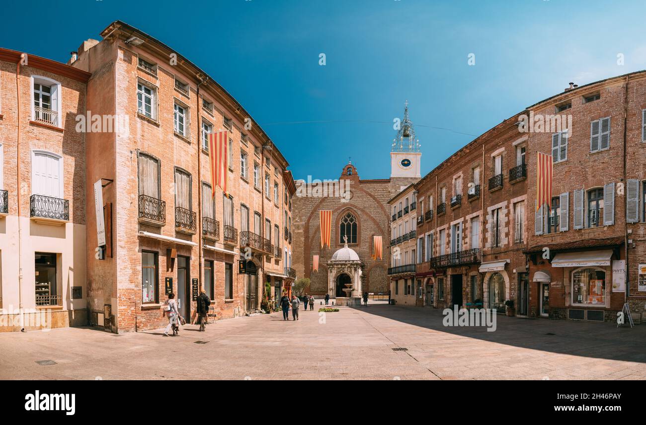 Perpignan, Frankreich. Leon Gambetta Square und Dom Basilika St. Johannes der Täufer von Perpignan in sonnigen Sommertag Stockfoto Perpignan, Frankreich. Leon Gambetta Square und Dom Basilika St. Johannes der Täufer von Perpignan in sonnigen Sommertag Stockfoto
